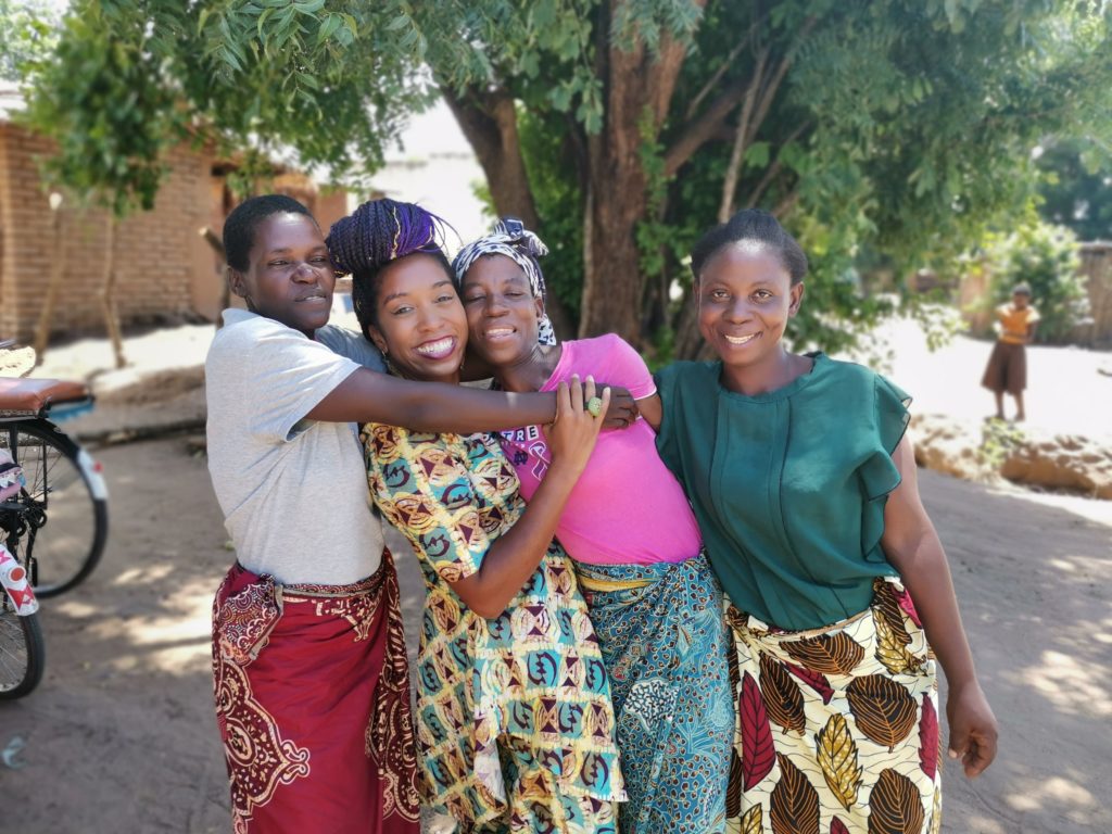 Rebecca ALethéia em Chikawa Malawi de grupo de apoio de Mulheres 