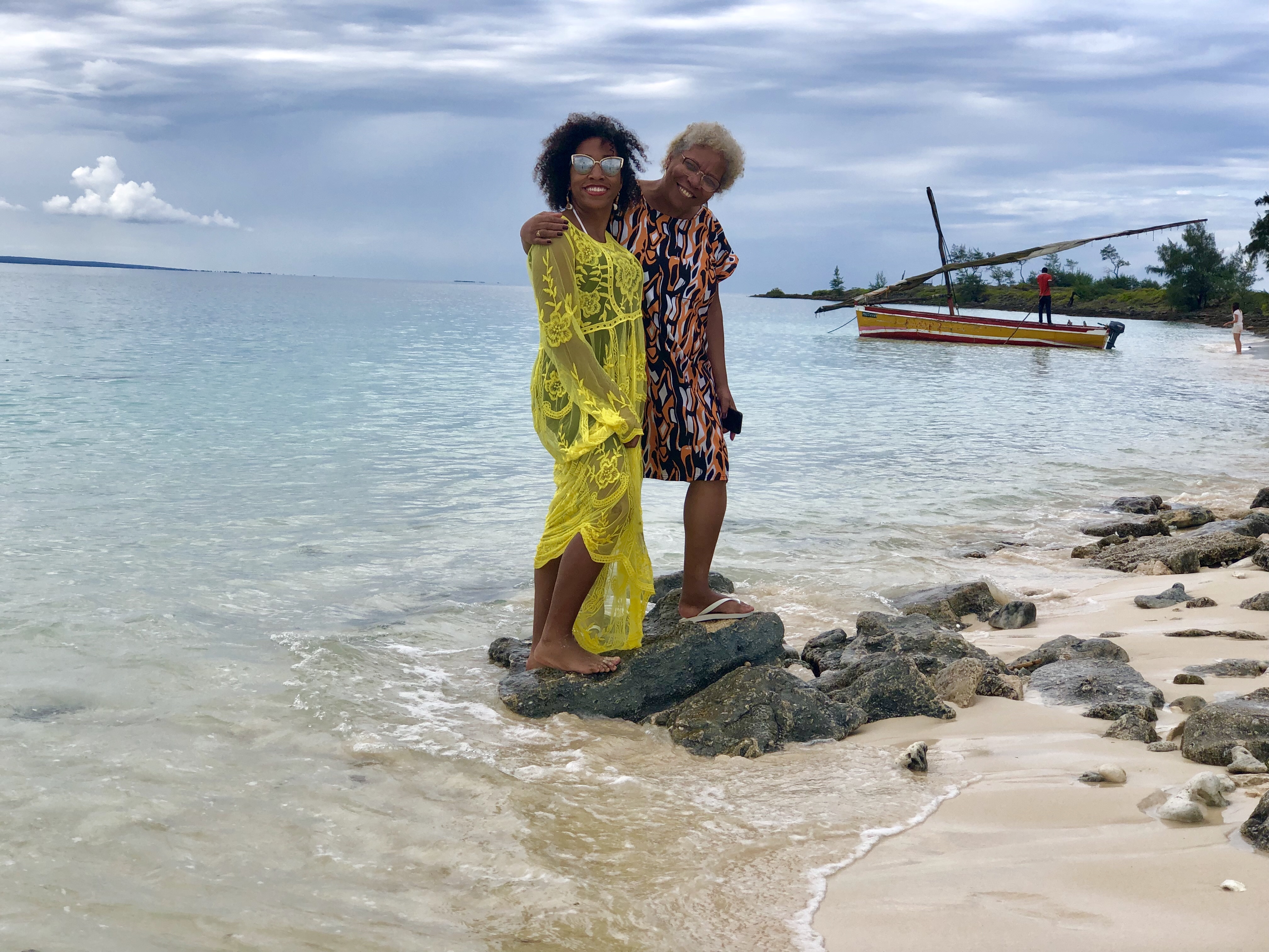 Rebecca Alethéia e Sonia Regina (mãe) viajando por Moçambique na Ilha de Moçambique 