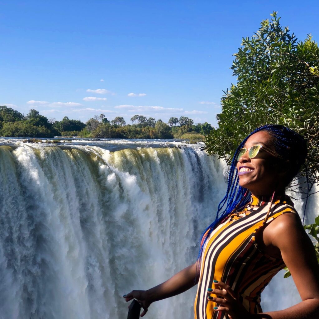  Rebecca ALethéia na Victória Falls Zambia - Viajar pela África Austral   