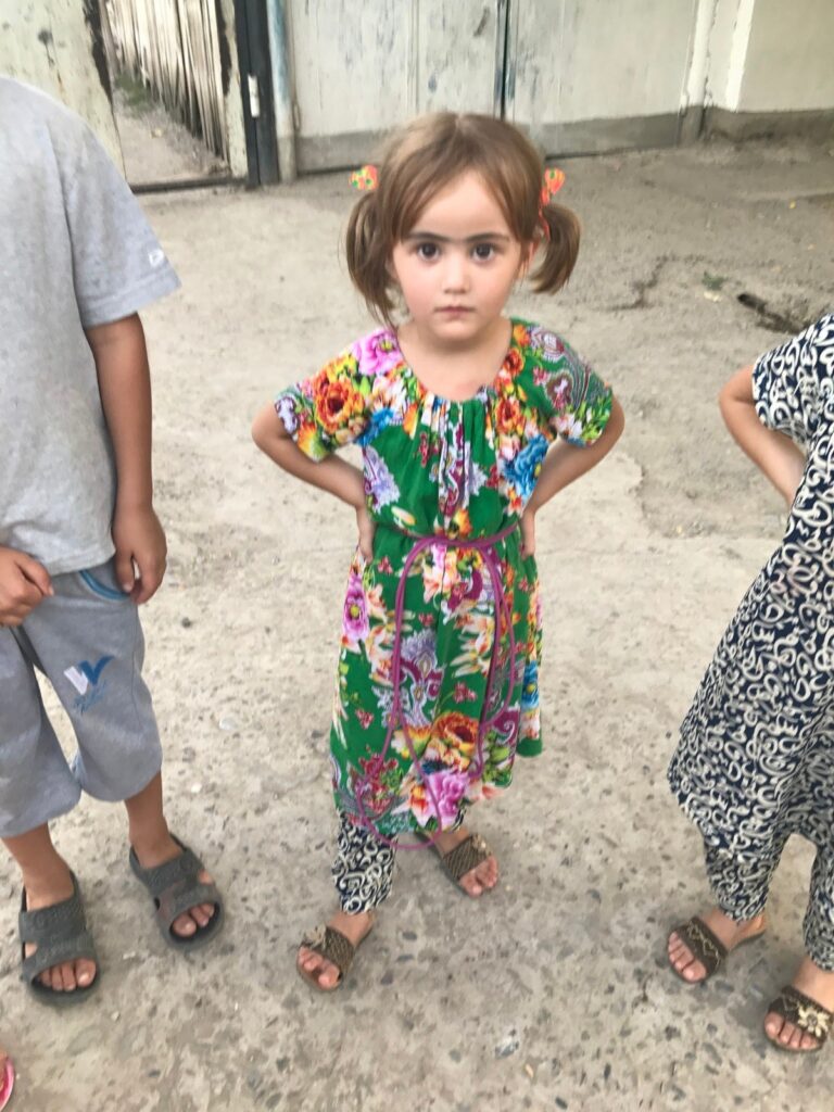 Criança Tadjique muito parecida com a Frida Khalo - A dificuldade de estarmos satisfeitos