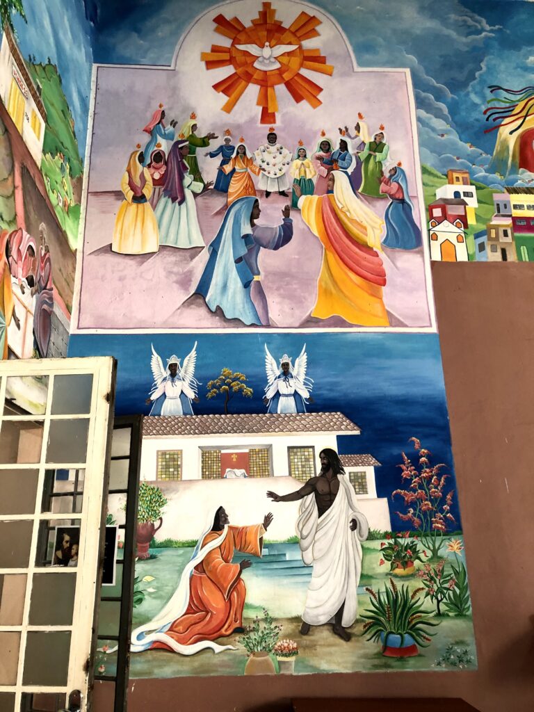 14 santas negras e Padre Mauro na igreja das Santas Pretas - Belo Horizonte - MG - obra dos artistas Cleiton Gos e Marcial Avila - (foto de arquivo pessoal de Rebecca Aletheia) 