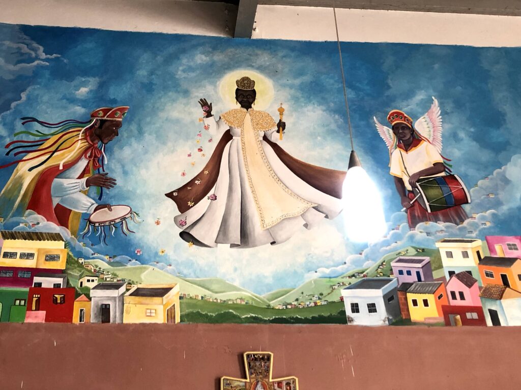 Rainha Maria Marta, símbolo da igreja das Santas Negras -Igreja das 14 Santas Negras - Afroturismo Belo Horizonte - MG - Arte de  (foto de arquivo pessoal de Rebecca Aletheia)