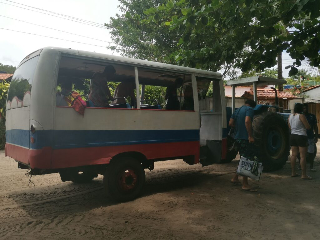 ônibus Trator em Ilha de Boipeba - foto arquivo pessoal de Rebecca Aletheia