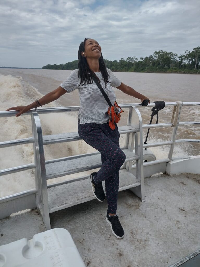 Luciene Silva - atravessando o Rio Amazonas de Tabatinga a Manaus - Foto arquivo pessoal 