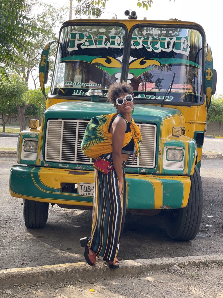 Como comprar passagem de ônibus no Brasil - foto arquivo pessoal de Rebecca Aletheia indo para Palenque - Colômbia